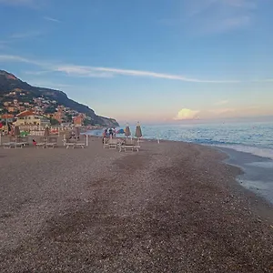 https://piccola-bomboniera-sul-mare.hotelitalianriviera.com